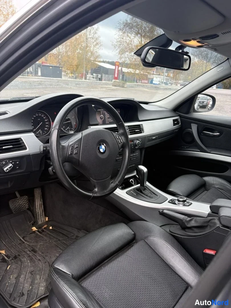 Harmaa BMW 330d A xDrive E91 Touring 2011, ohjaamo, kuva 5