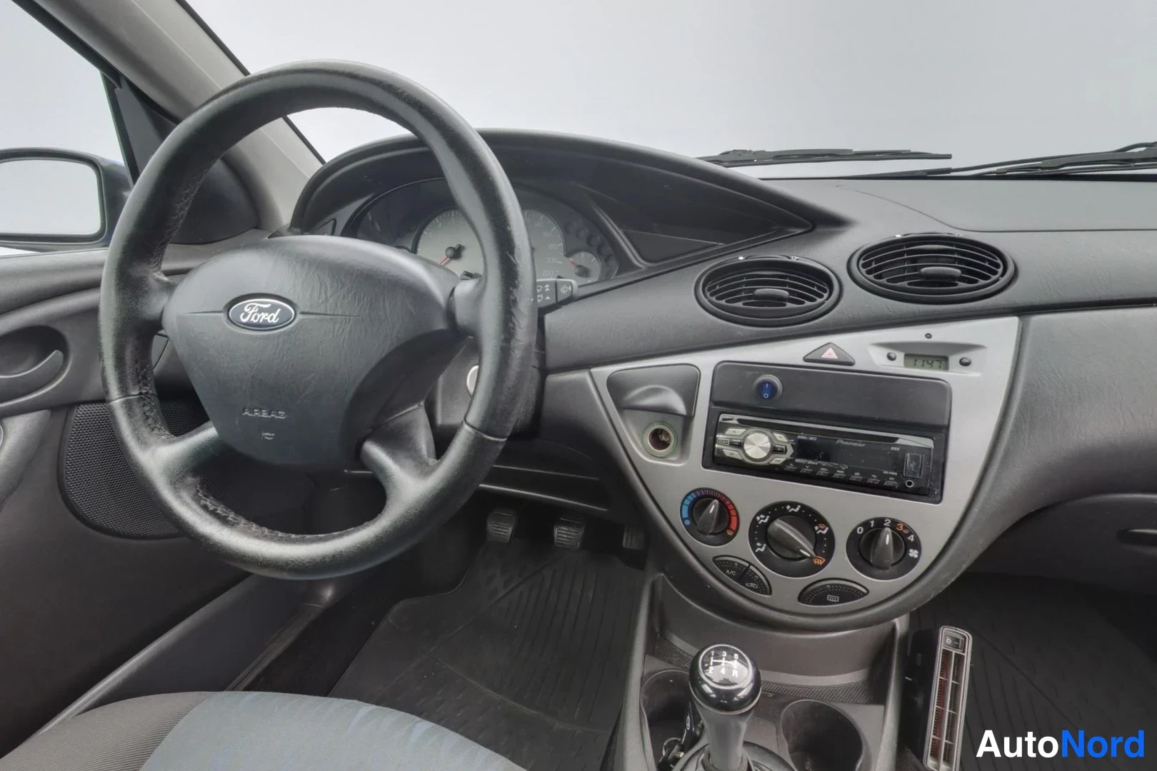 Sininen Ford Focus 2003, ohjaamo, kuva 7