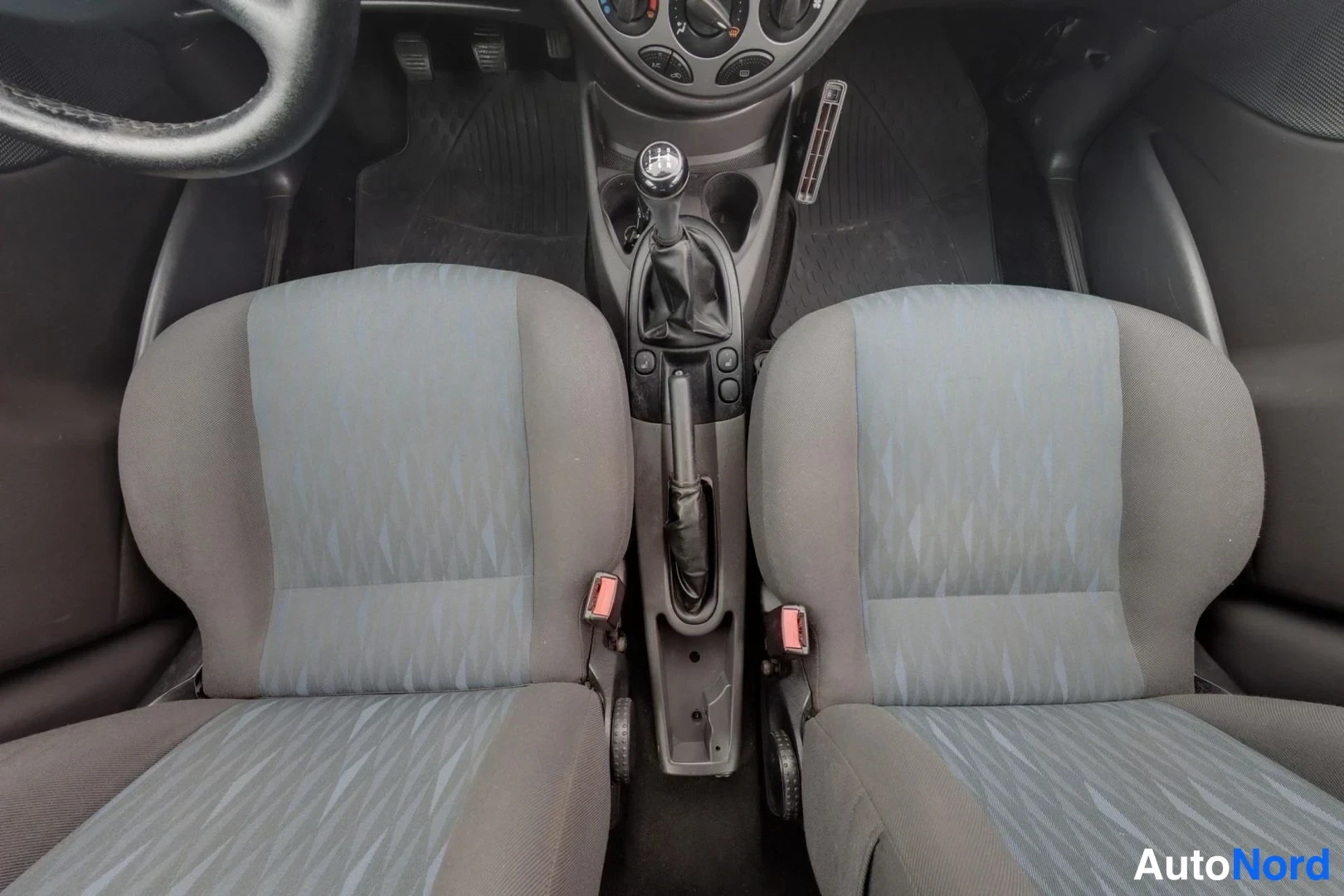Sininen Ford Focus 2003, etuistuimet, kuva 11