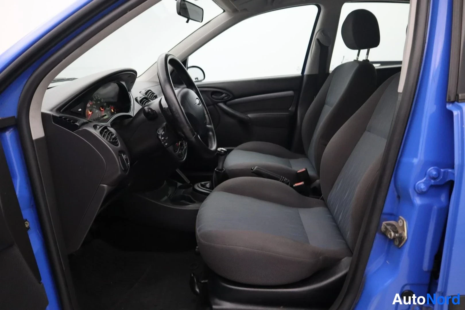 Sininen Ford Focus 2003, ohjaamo, kuva 9