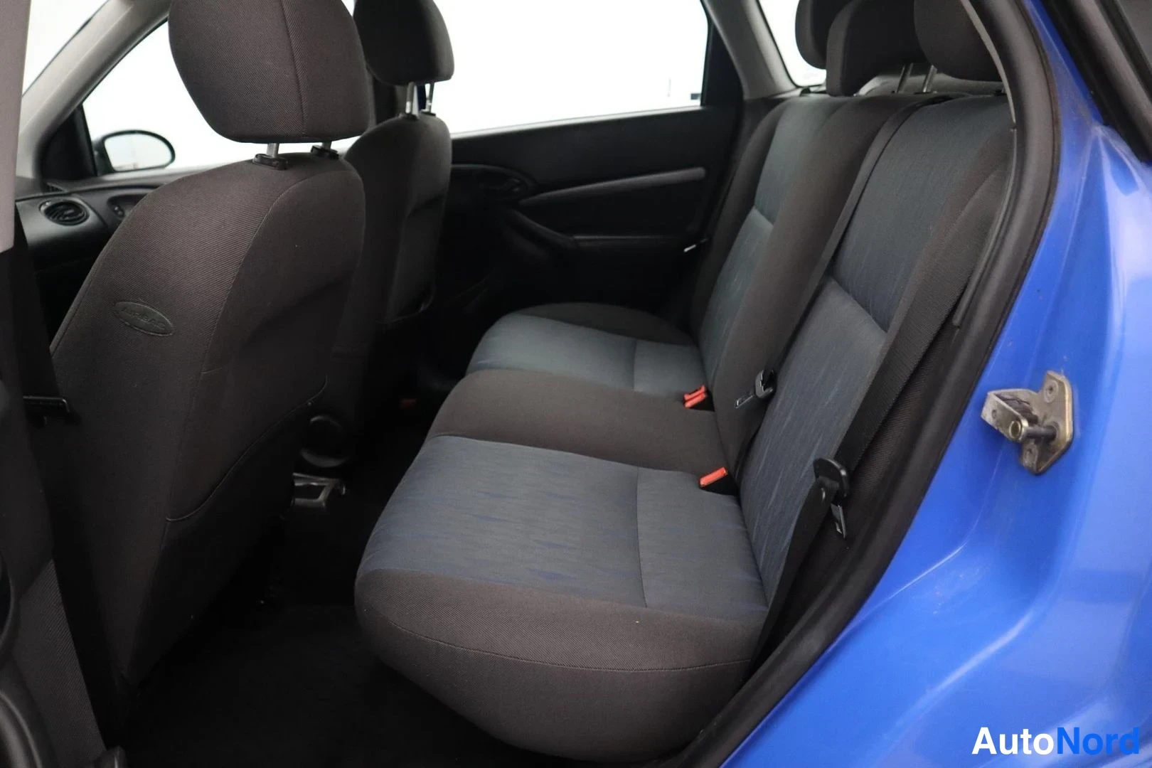 Sininen Ford Focus 2003, takaistuimet, kuva 14