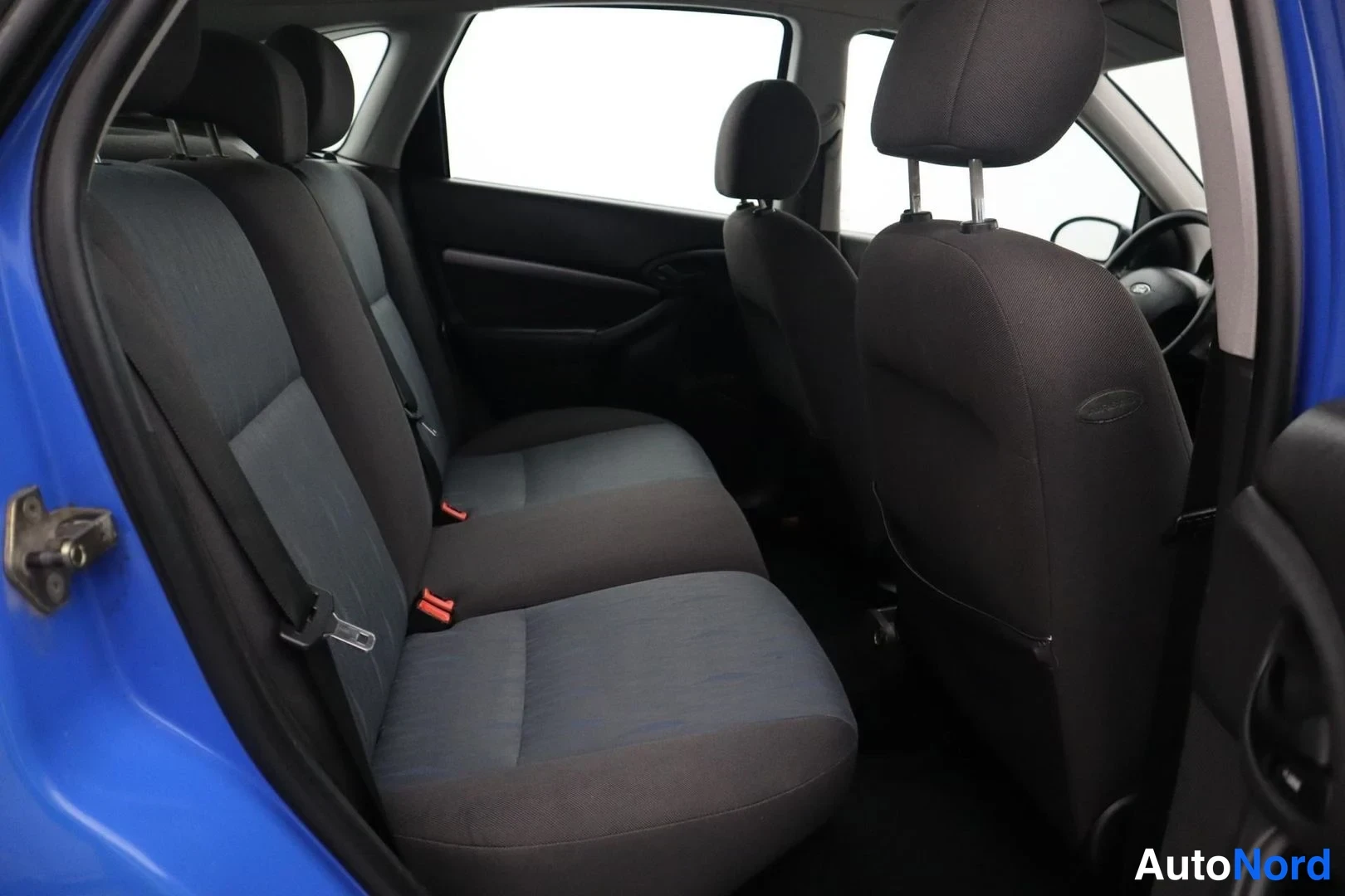 Sininen Ford Focus 2003, takaistuimet, kuva 15