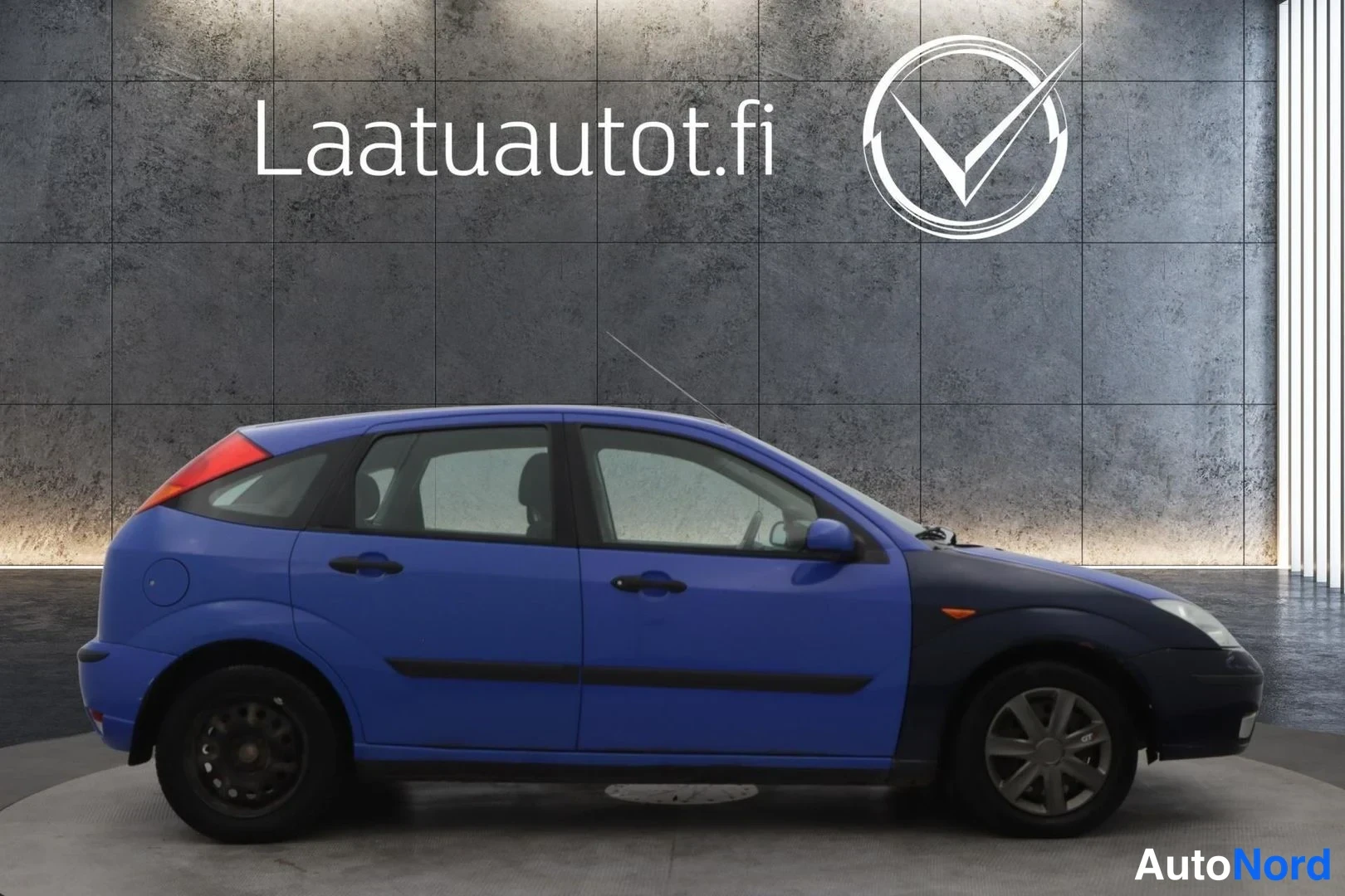 Sininen Ford Focus 2003, etuviisto, keula oikealle, kuva 4