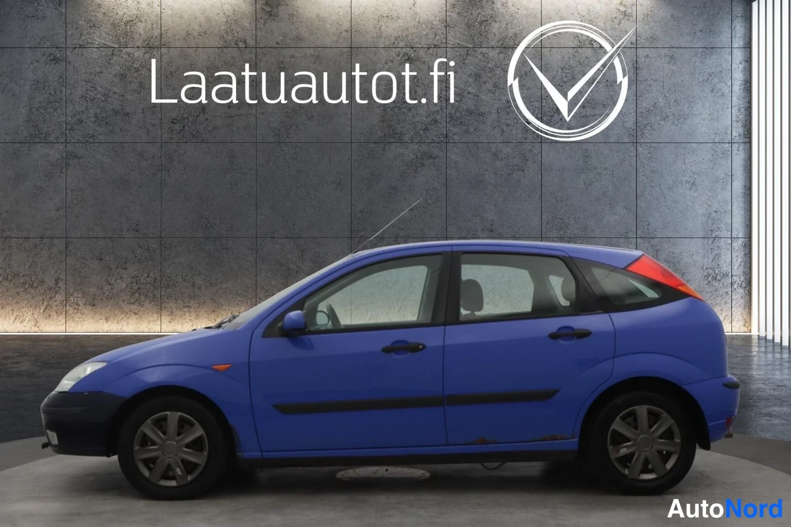 Sininen Ford Focus 2003, etuviisto, keula vasemmalle, kuva 2