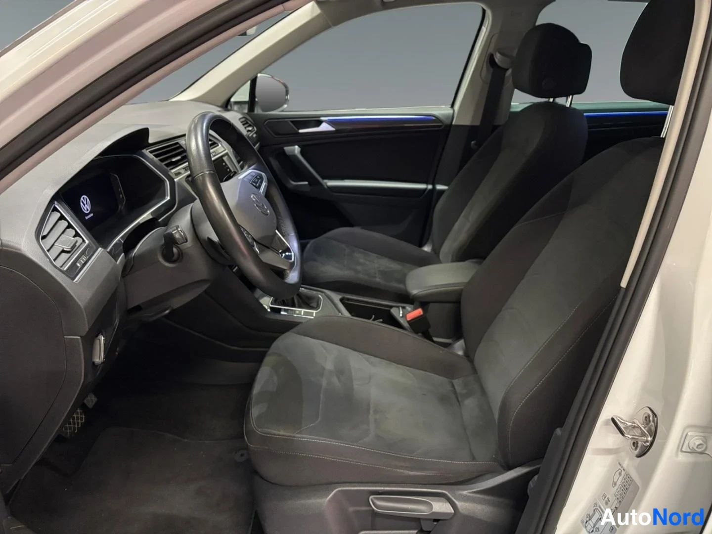 Valkoinen Volkswagen Tiguan 2024, etuistuimet, kuva 7