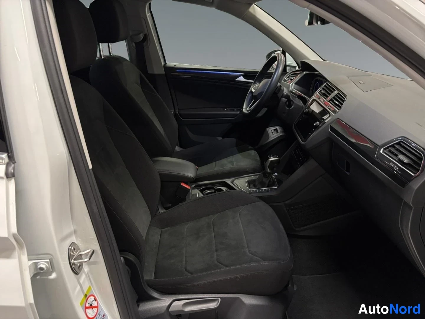 Valkoinen Volkswagen Tiguan 2024, etuistuimet, kuva 8