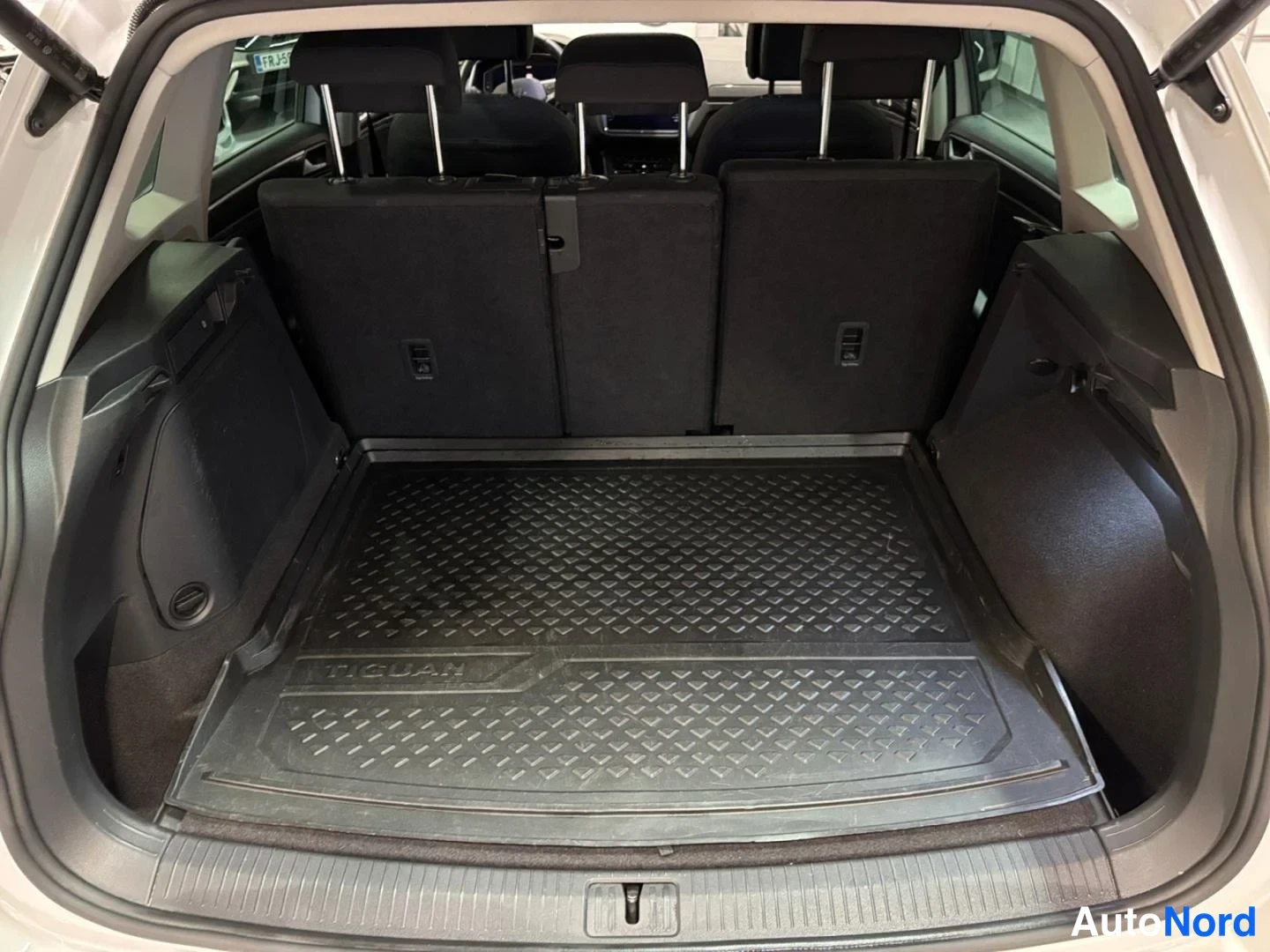 Valkoinen Volkswagen Tiguan 2024, tavaratila, kuva 10