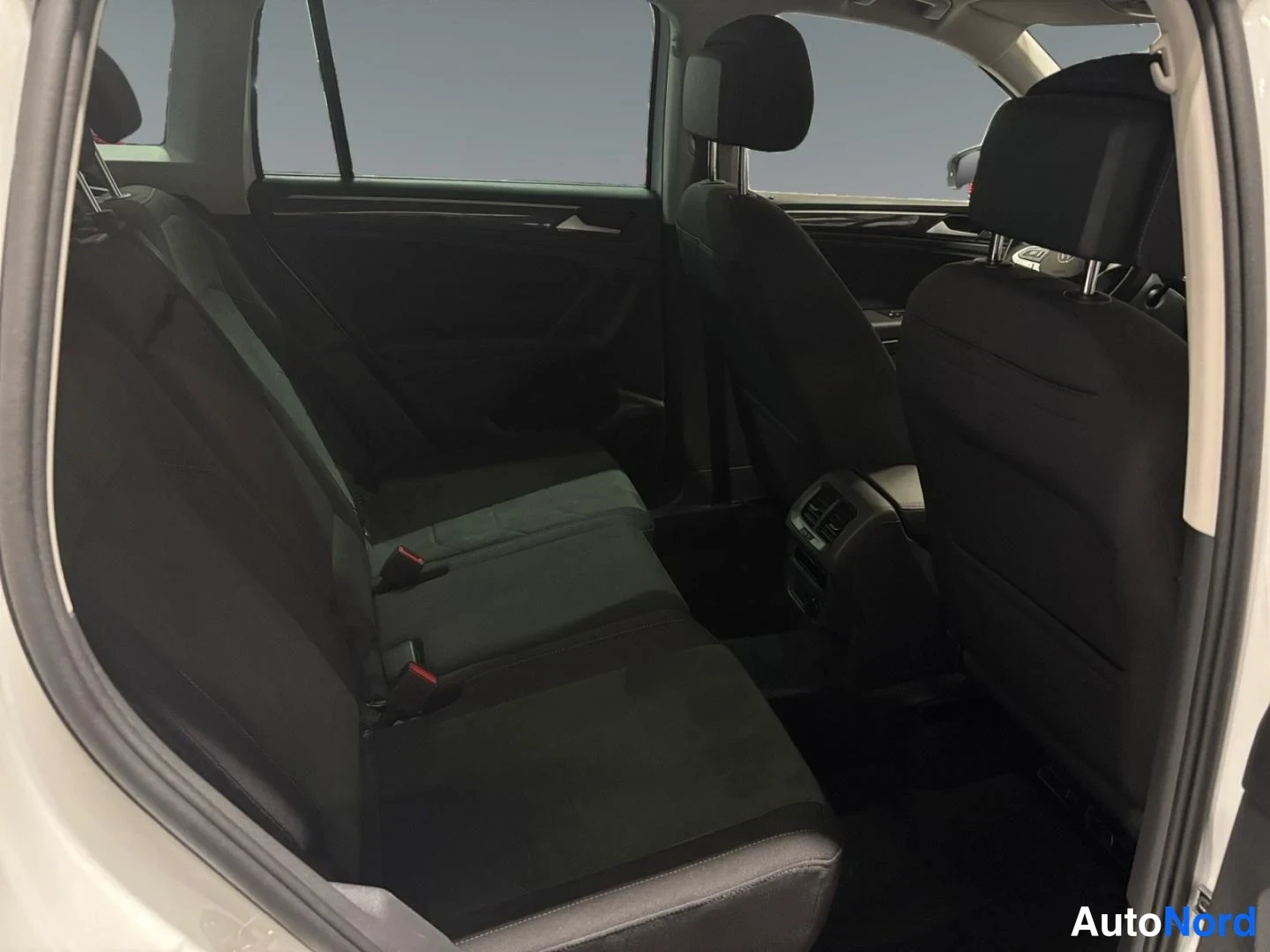 Valkoinen Volkswagen Tiguan 2024, takaistuimet, kuva 9