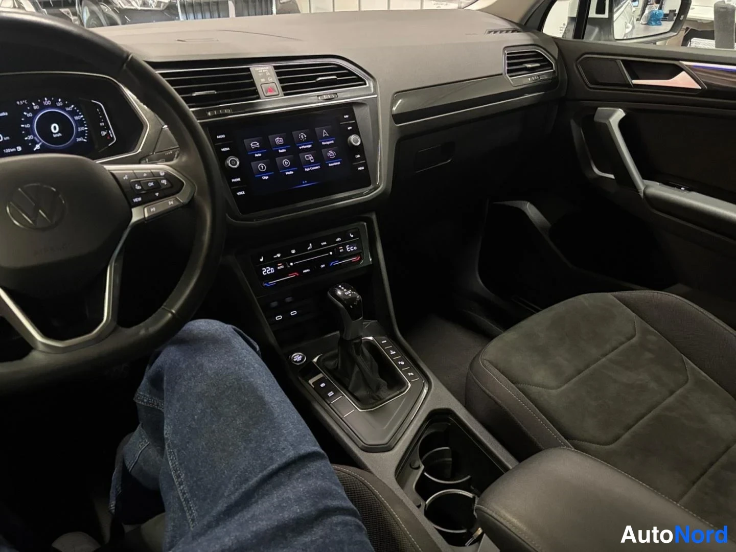Valkoinen Volkswagen Tiguan 2024, ohjaamo, kuva 6