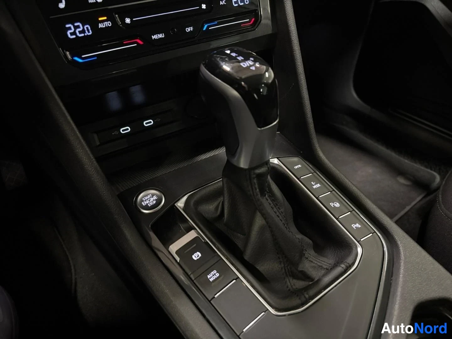Valkoinen Volkswagen Tiguan 2024, yksityiskohta, kuva 11