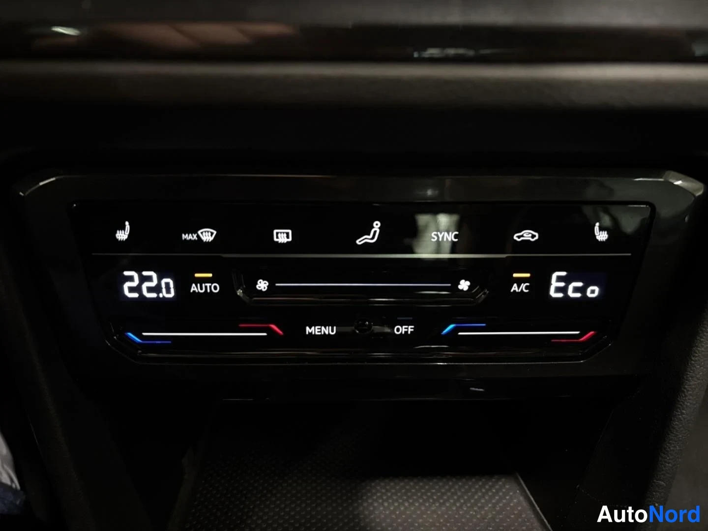Valkoinen Volkswagen Tiguan 2024, yksityiskohta, kuva 12