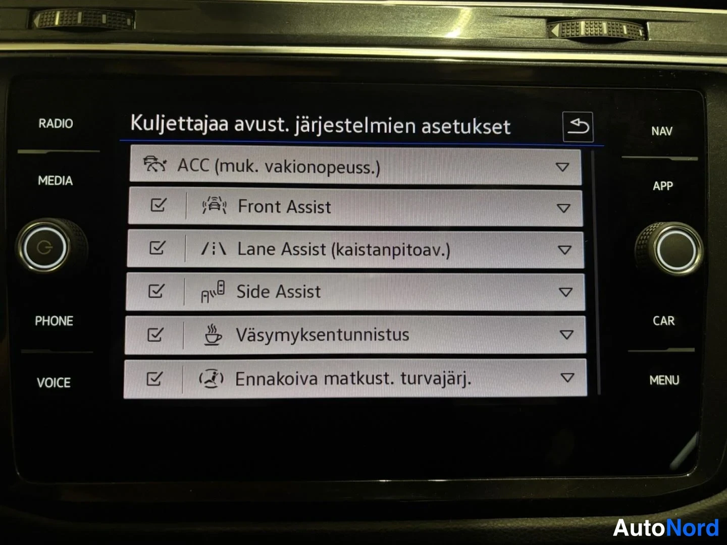 Valkoinen Volkswagen Tiguan 2024, yksityiskohta, kuva 17