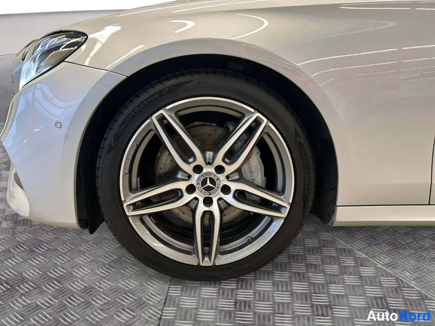 Silver Mercedes-Benz E 220 d 2018, detalj, bild 13