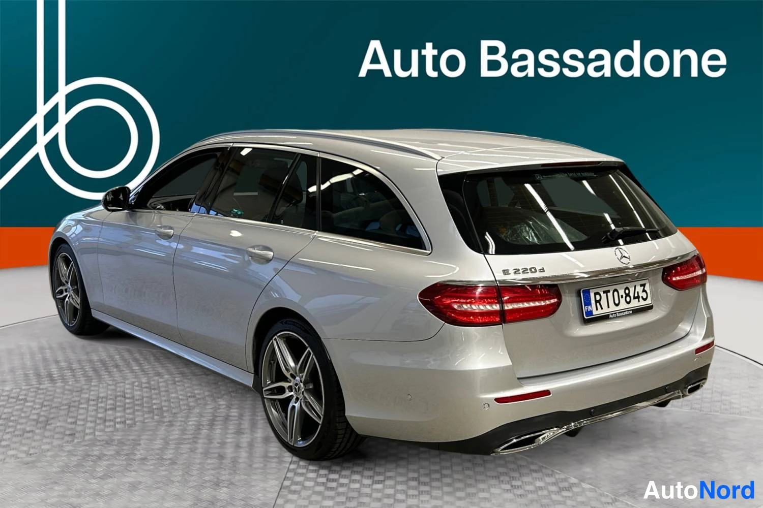 Silver Mercedes-Benz E 220 d 2018, snett bakifrån, bild 6