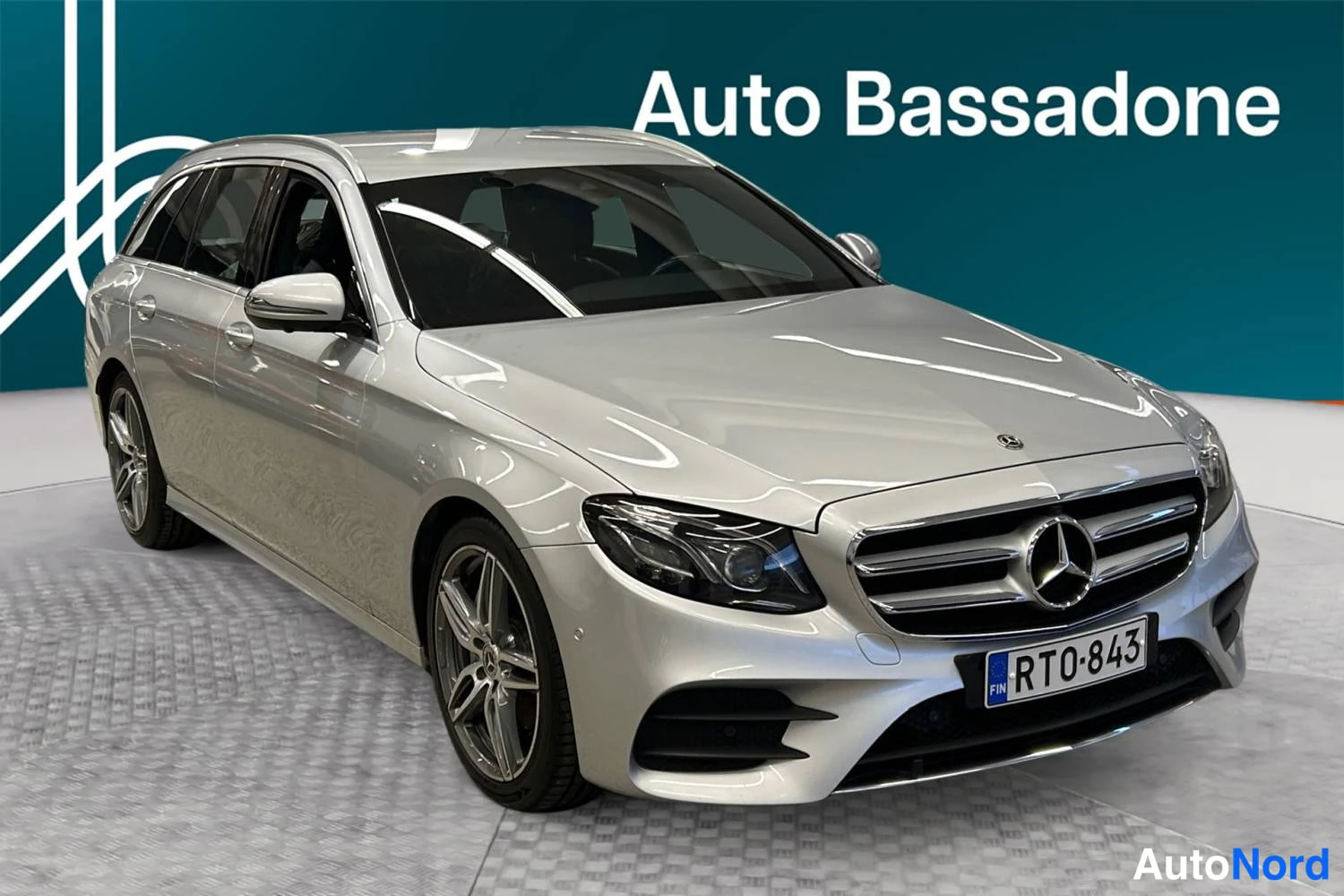 Silver Mercedes-Benz E 220 d 2018, snett framifrån, fronten åt höger, bild 2