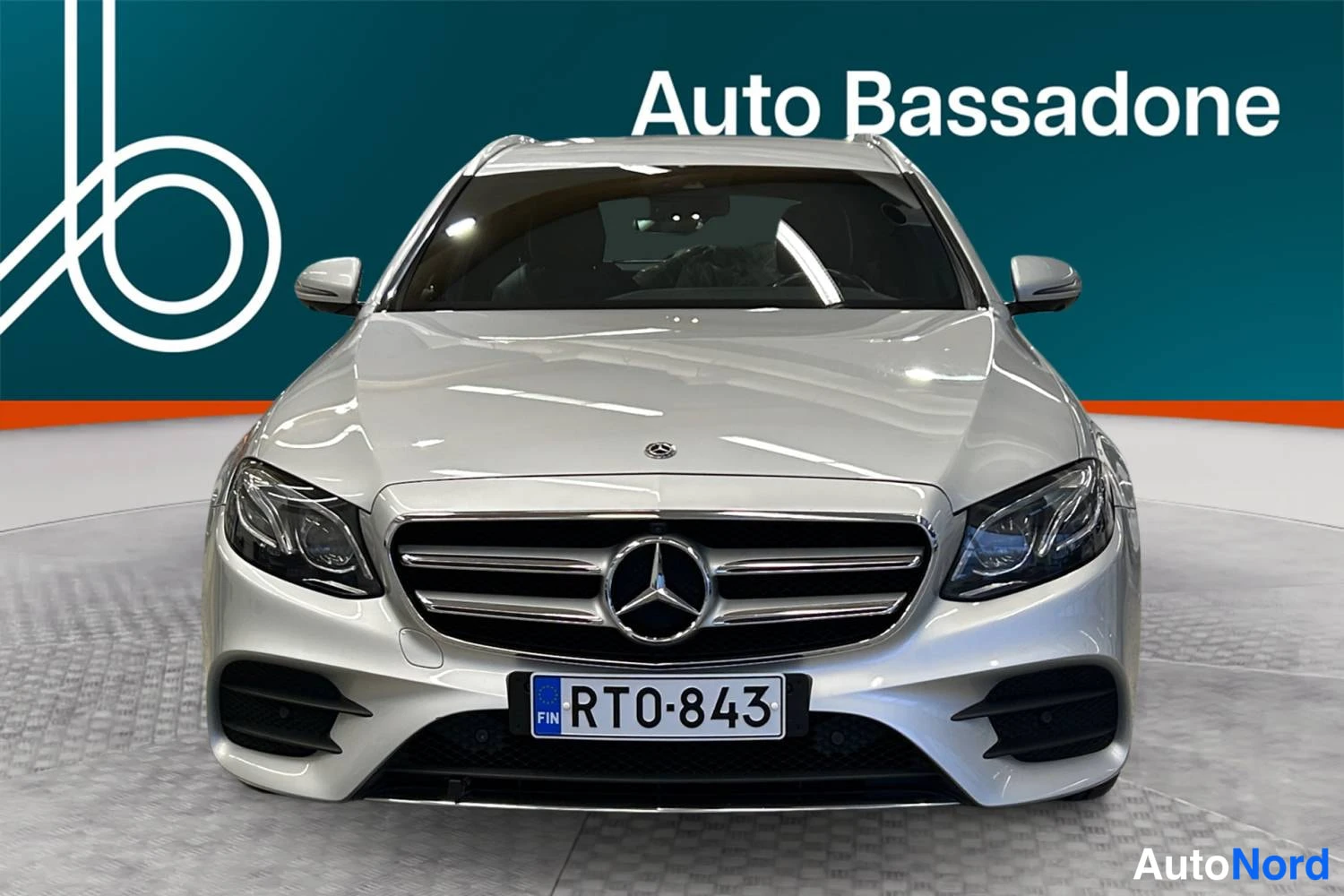Silver Mercedes-Benz E 220 d 2018, framifrån, bild 3