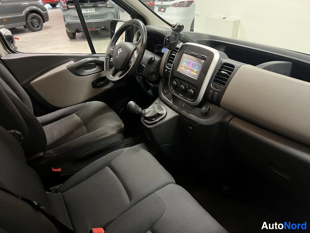 Beige Renault Trafic 2016, ohjaamo, kuva 10
