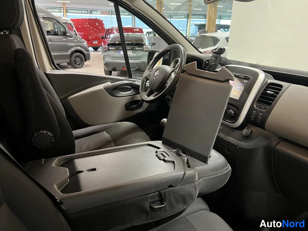 Beige Renault Trafic 2016, ohjaamo, kuva 11