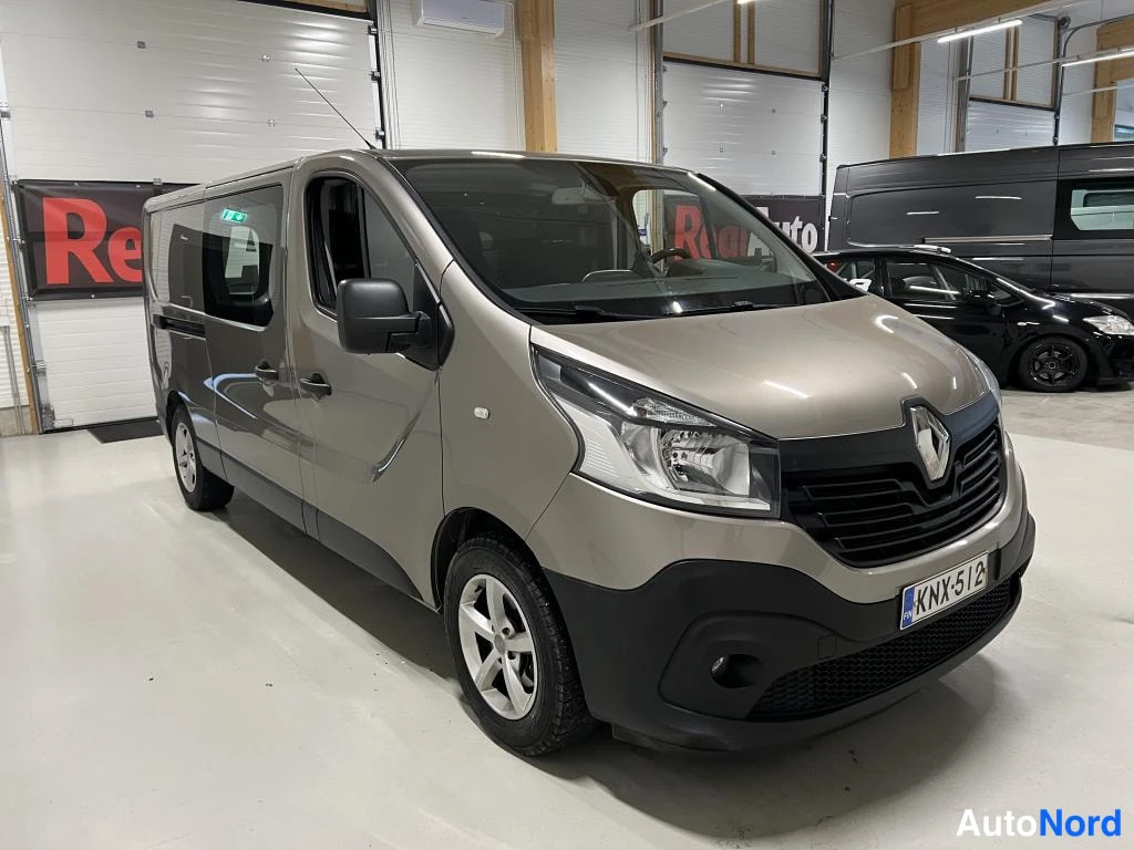 Beige Renault Trafic 2016, etuviisto, keula vasemmalle, kuva 4