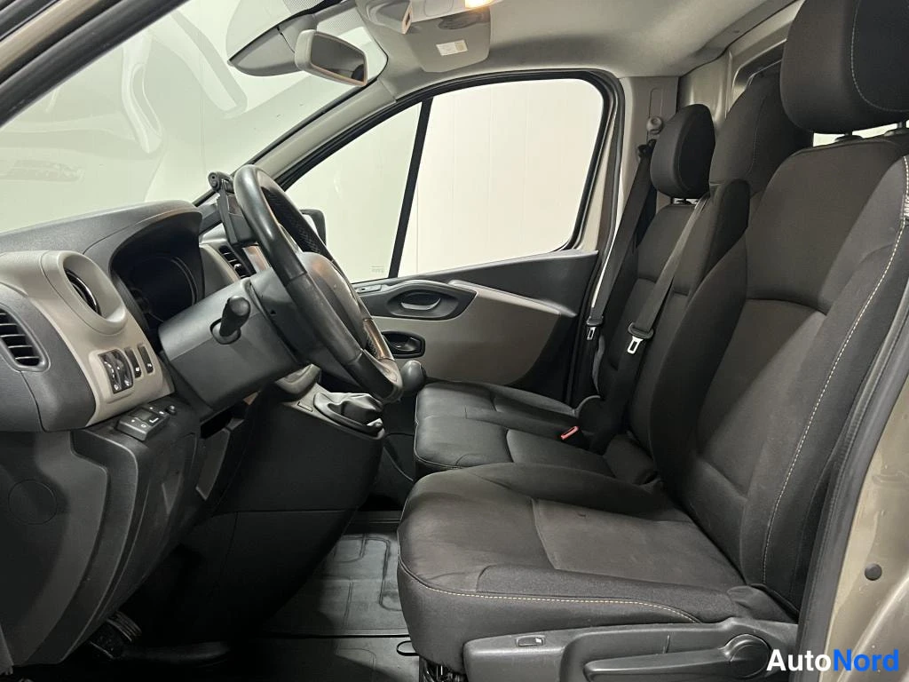 Beige Renault Trafic 2016, etuistuimet, kuva 12