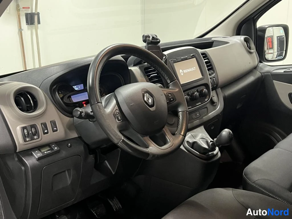Beige Renault Trafic 2016, ohjaamo, kuva 9