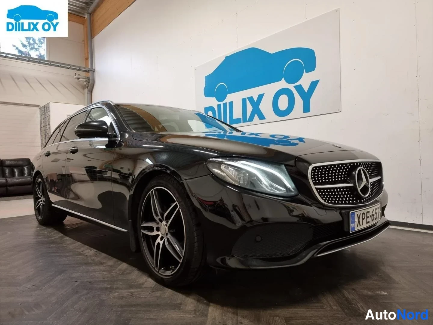Svart Mercedes-Benz E 220 d 2017, snett framifrån, fronten åt höger, bild 2