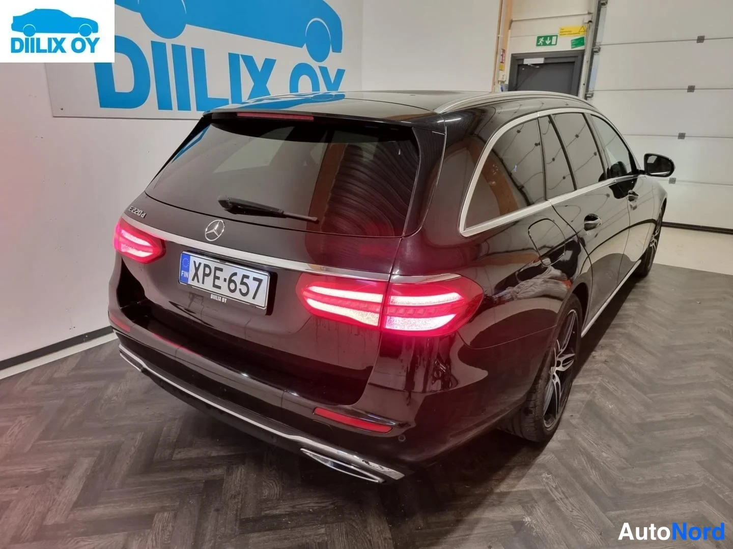 Svart Mercedes-Benz E 220 d 2017, snett bakifrån, bild 5