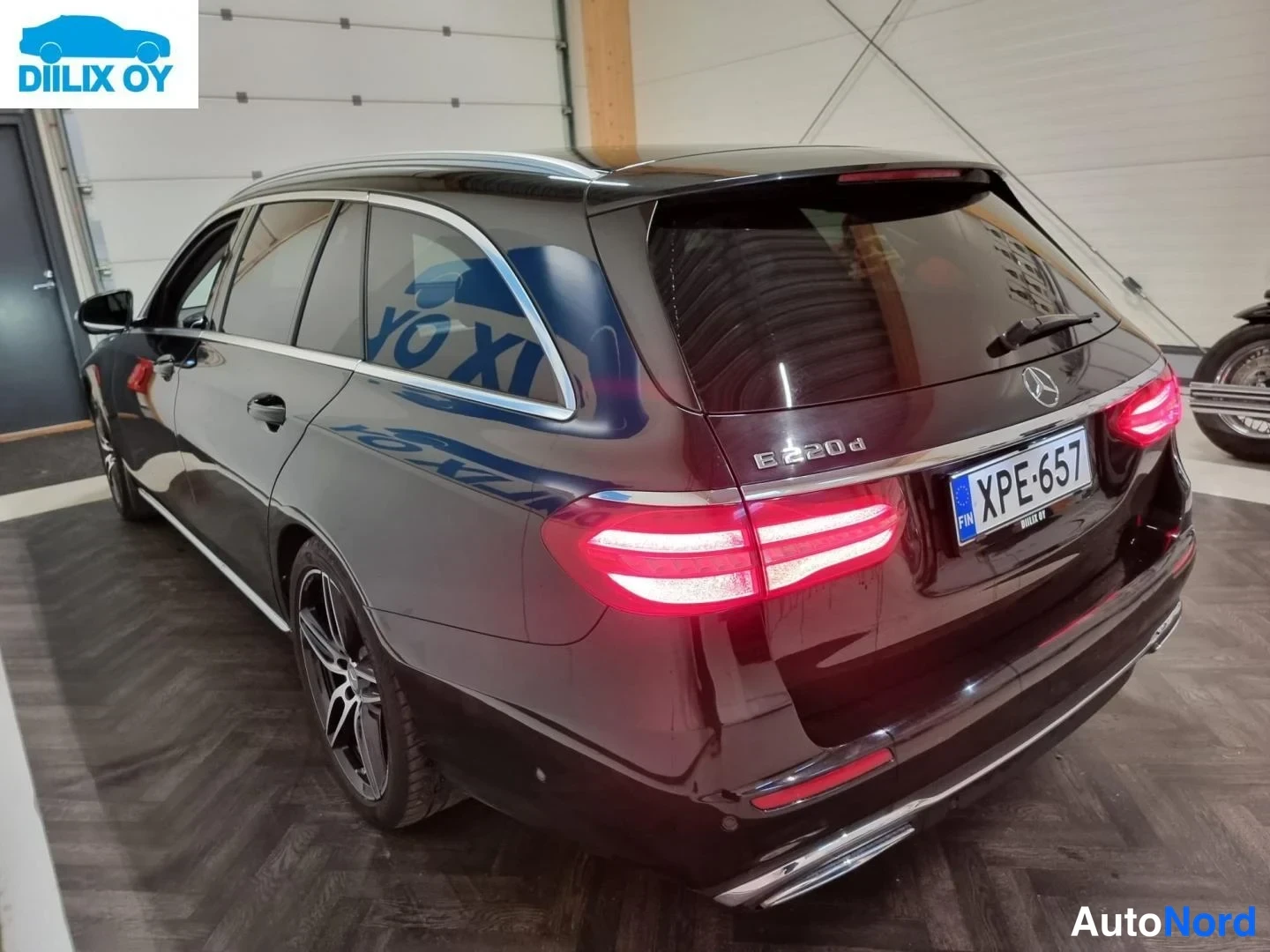 Svart Mercedes-Benz E 220 d 2017, snett bakifrån, bild 6