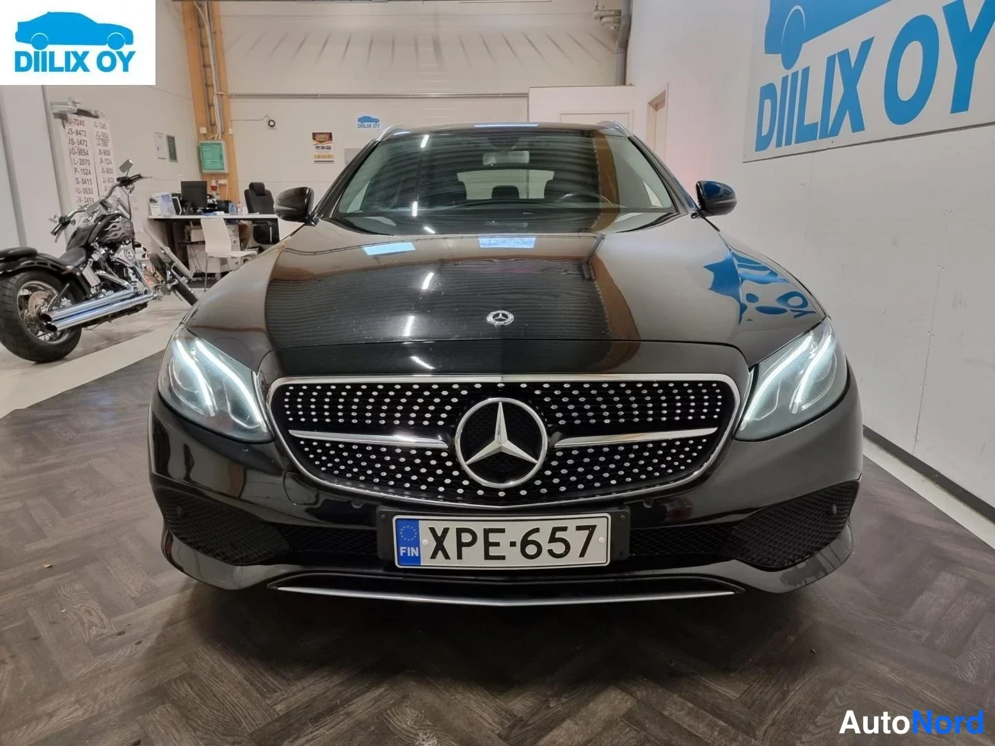Svart Mercedes-Benz E 220 d 2017, framifrån, bild 3
