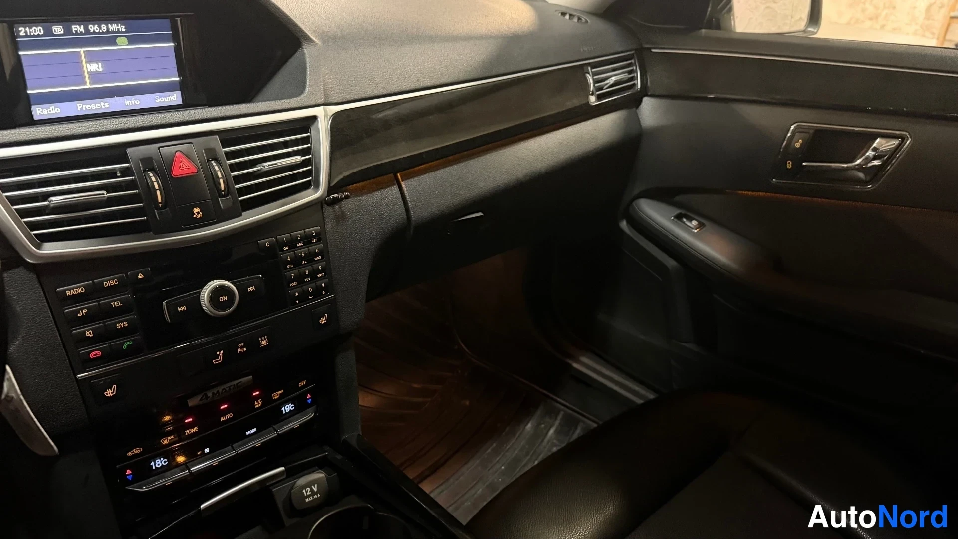 Harmaa Mercedes-Benz E 350 CDI 4MATIC 2010, ohjaamo, kuva 9