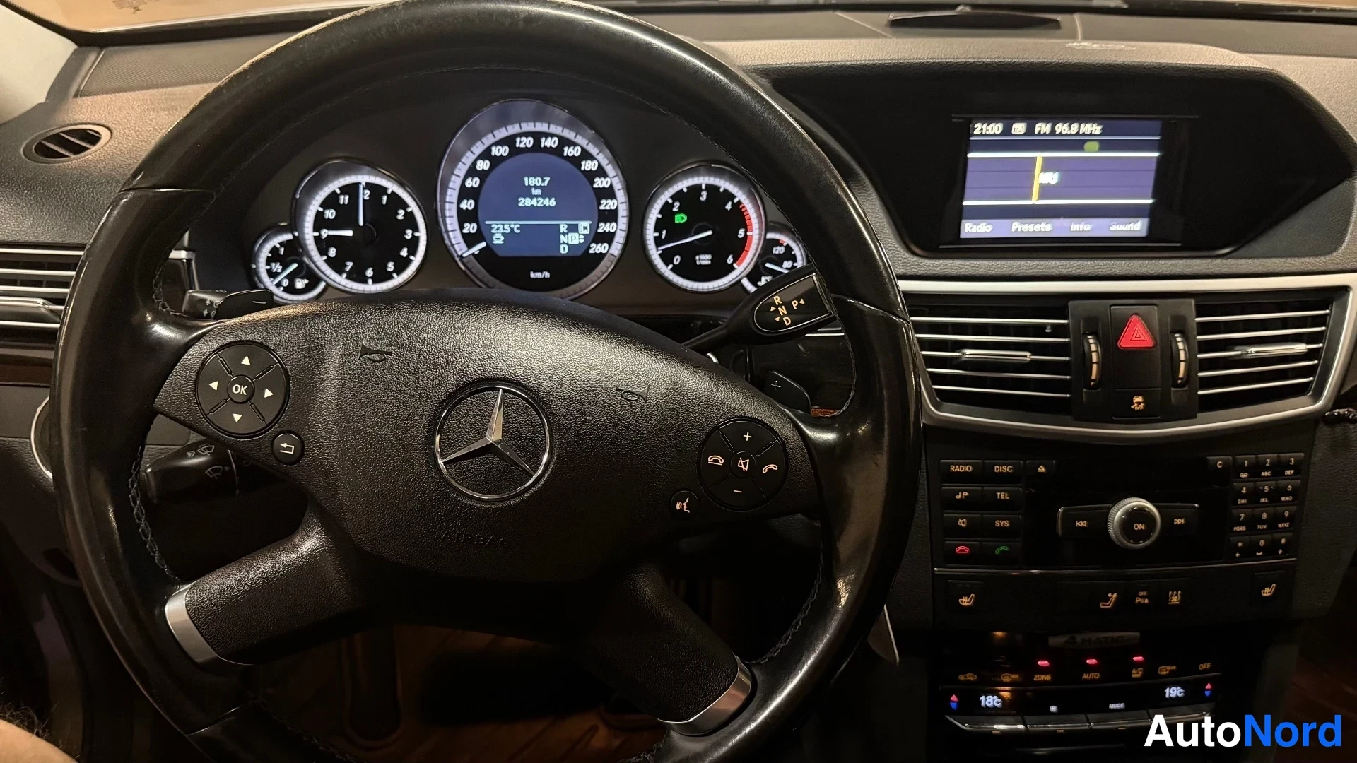 Harmaa Mercedes-Benz E 350 CDI 4MATIC 2010, yksityiskohta, kuva 12