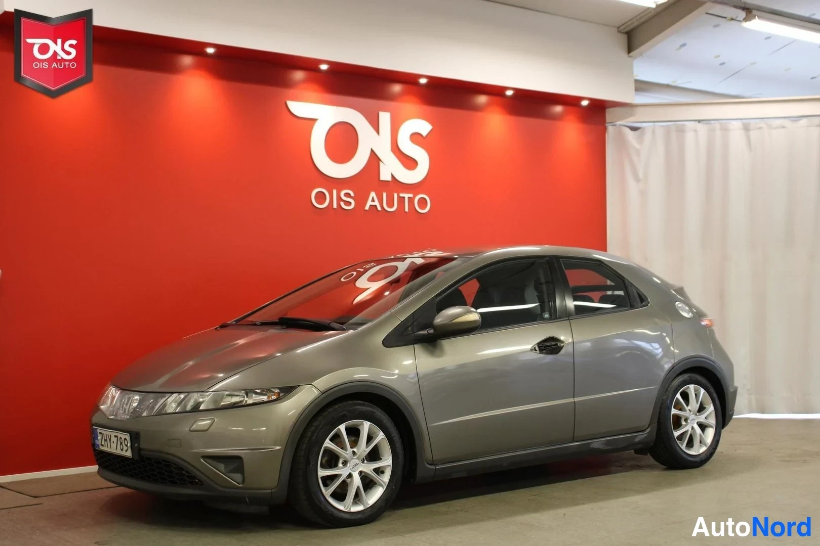 Grey Honda Civic 4D 2006, front three-quarter, nose to the left, photo 2