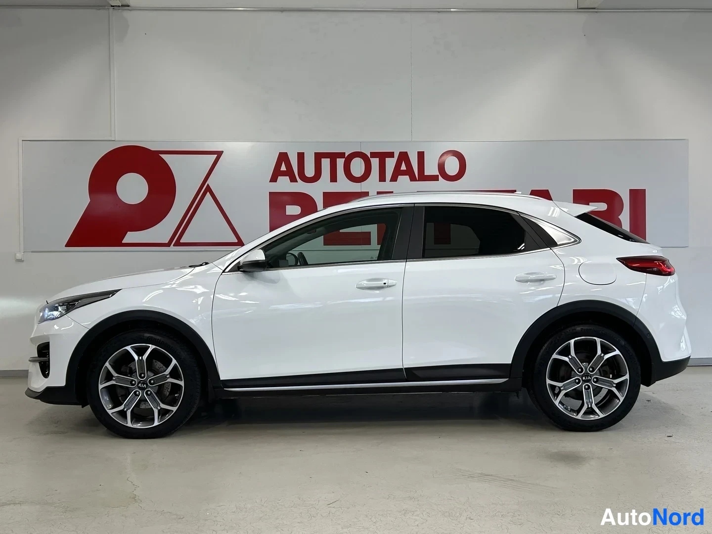 Vit Kia Xceed 2021, snett framifrån, fronten åt vänster, bild 2