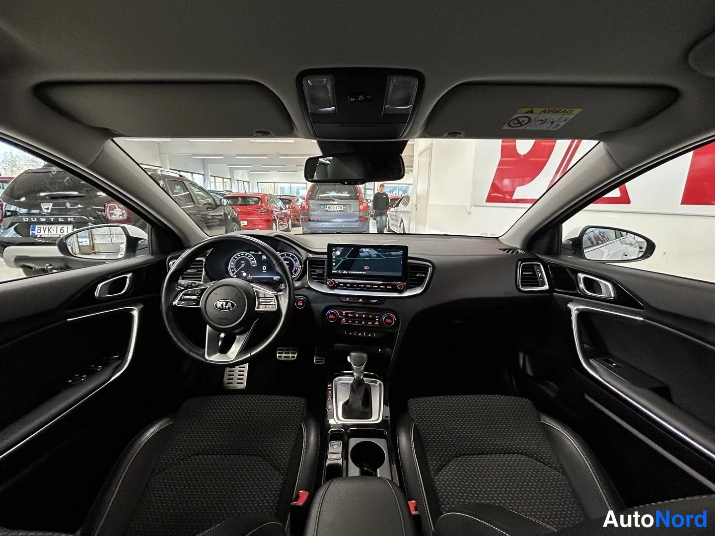 Vit Kia Xceed 2021, förarplats, bild 9