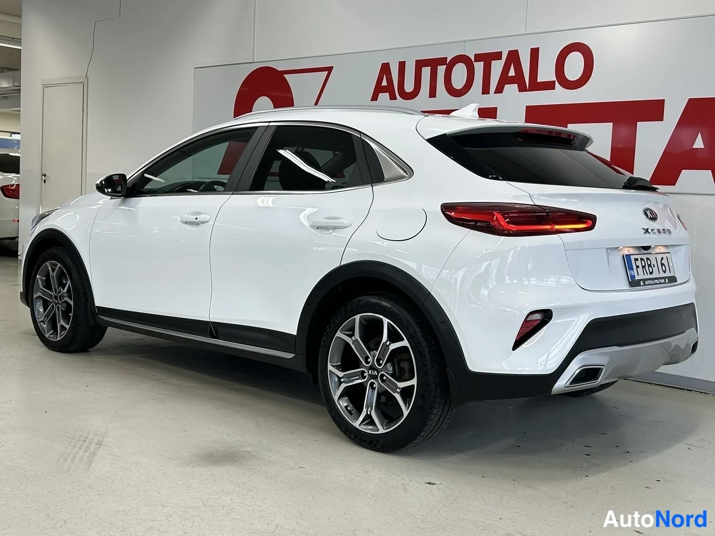 Vit Kia Xceed 2021, snett bakifrån, bild 7