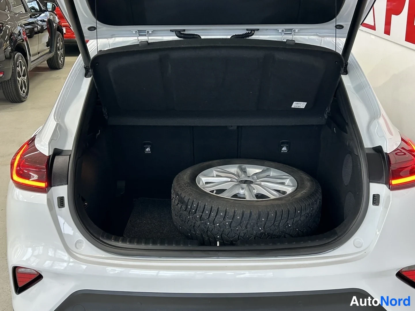 Vit Kia Xceed 2021, bagageutrymme, bild 14