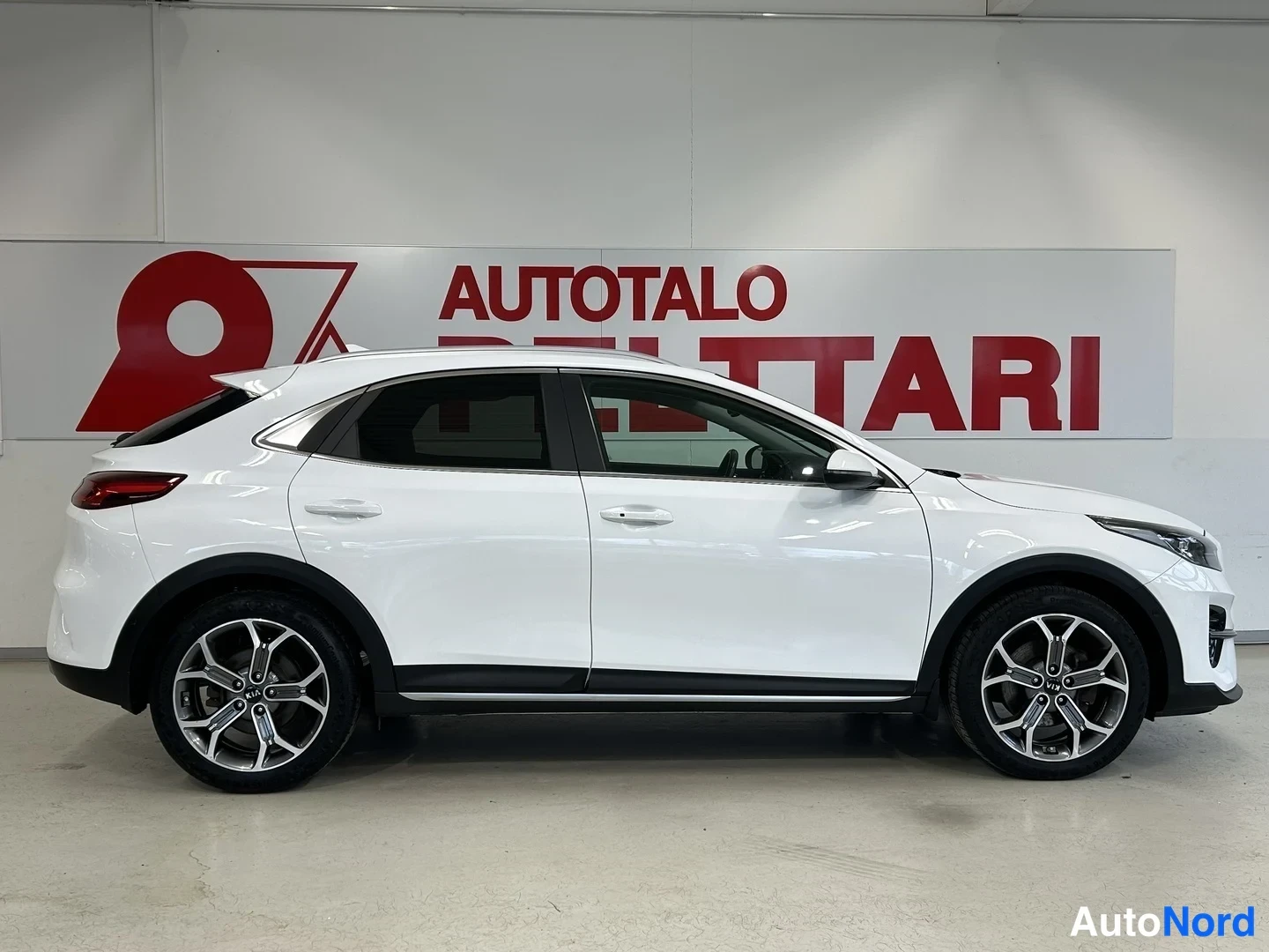 Vit Kia Xceed 2021, från sidan, bild 5