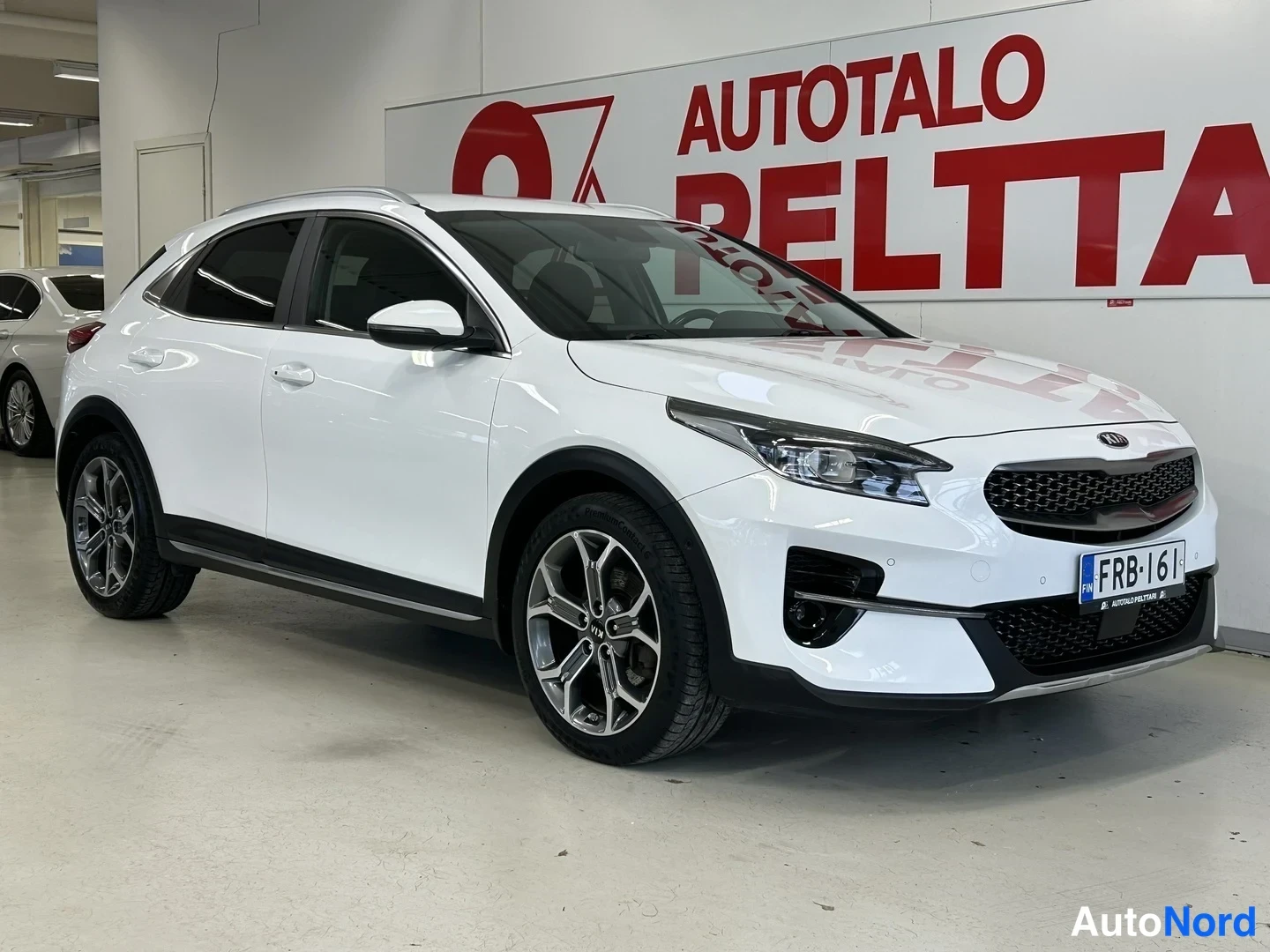 Vit Kia Xceed 2021, snett framifrån, fronten åt höger, bild 3