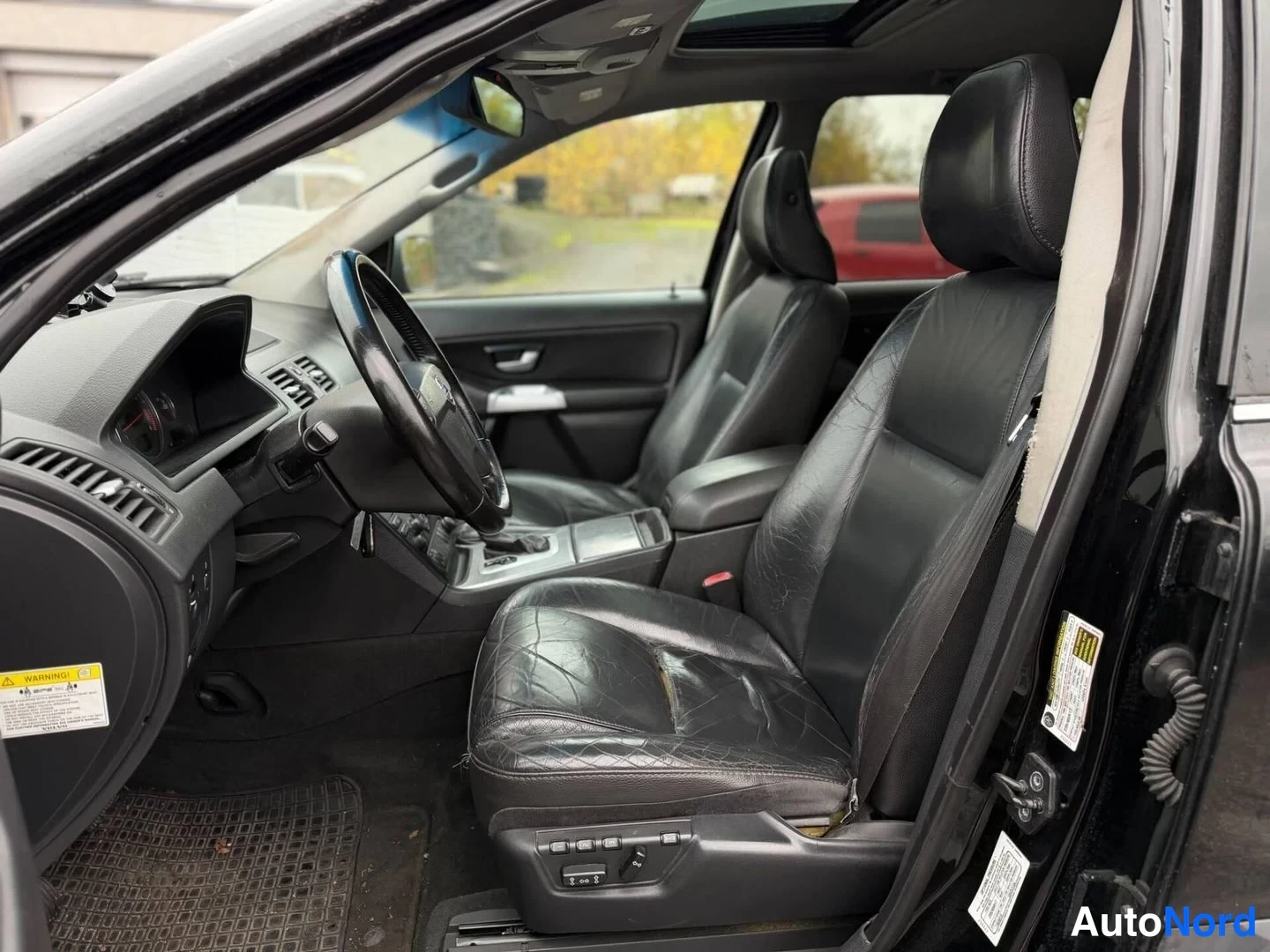 Musta Volvo XC90 2005, etuistuimet, kuva 4