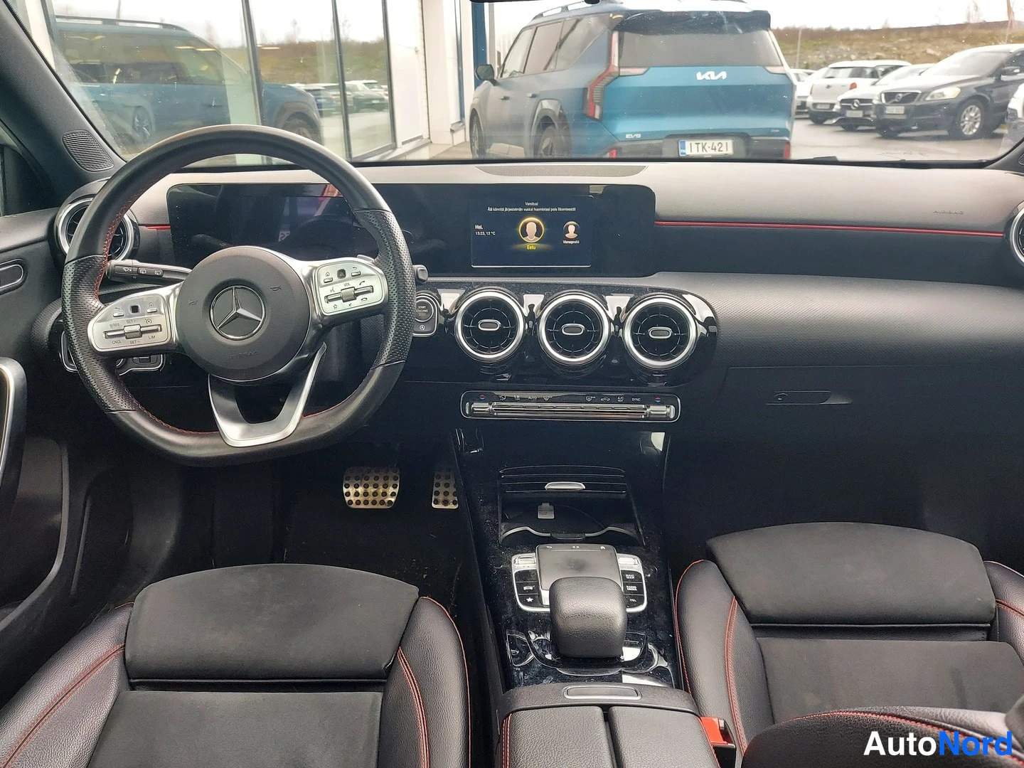 Valkoinen Mercedes-Benz A 180 2019, ohjaamo, kuva 5