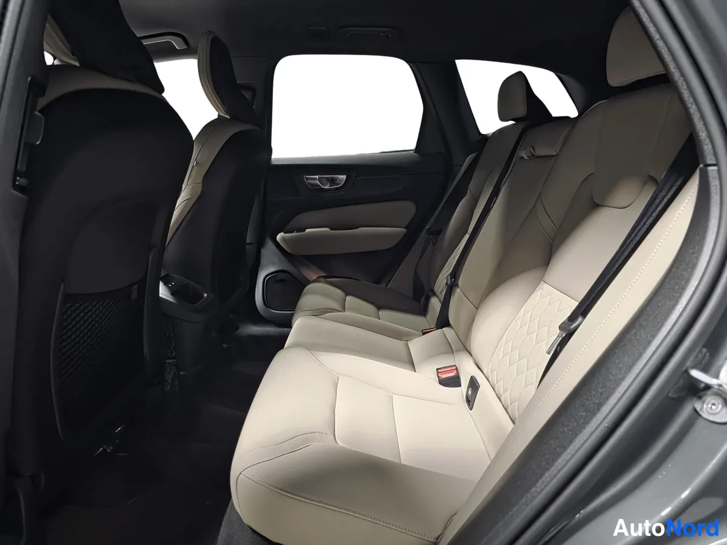Vihreä Volvo XC60 2026, takaistuimet, kuva 12