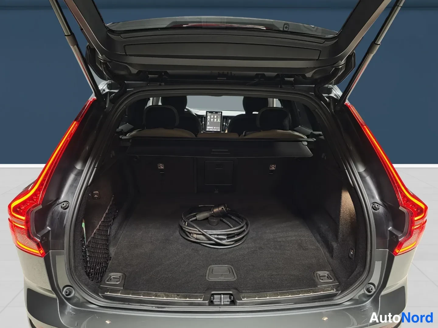 Vihreä Volvo XC60 2026, tavaratila, kuva 13