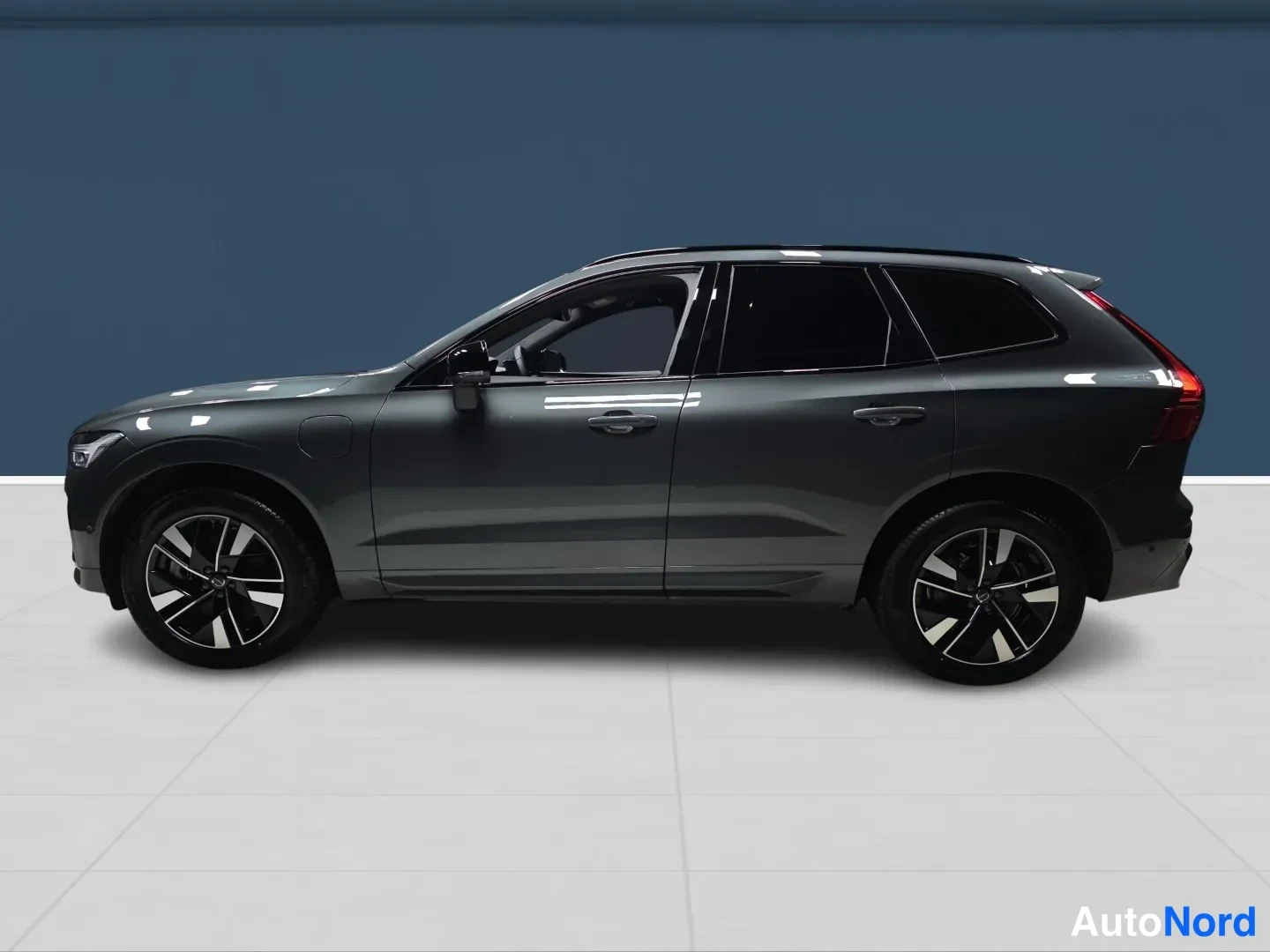 Vihreä Volvo XC60 2026, etuviisto, keula vasemmalle, kuva 2