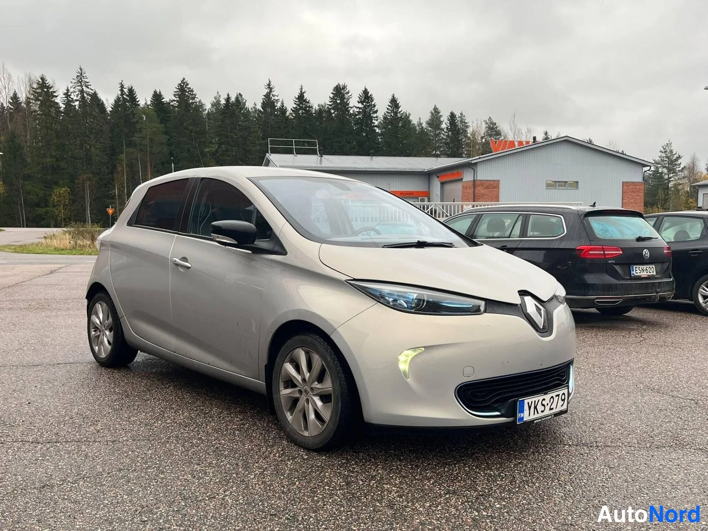 Harmaa Renault Zoe 2014, etuviisto, keula oikealle, kuva 4