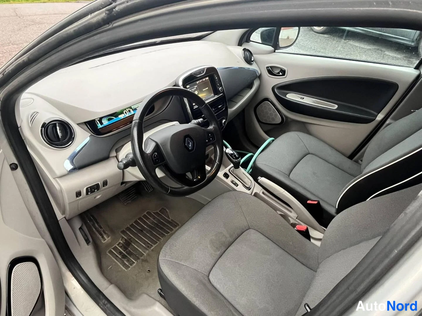 Harmaa Renault Zoe 2014, ohjaamo, kuva 8