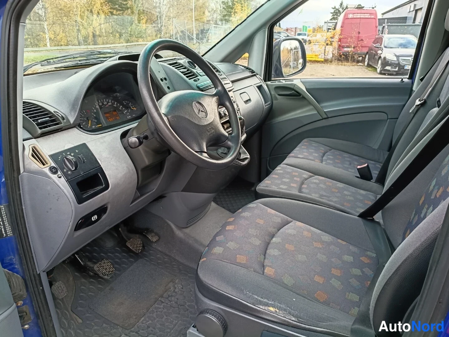 Sininen Mercedes-Benz Vito 115 CDI 2005, ohjaamo, kuva 7