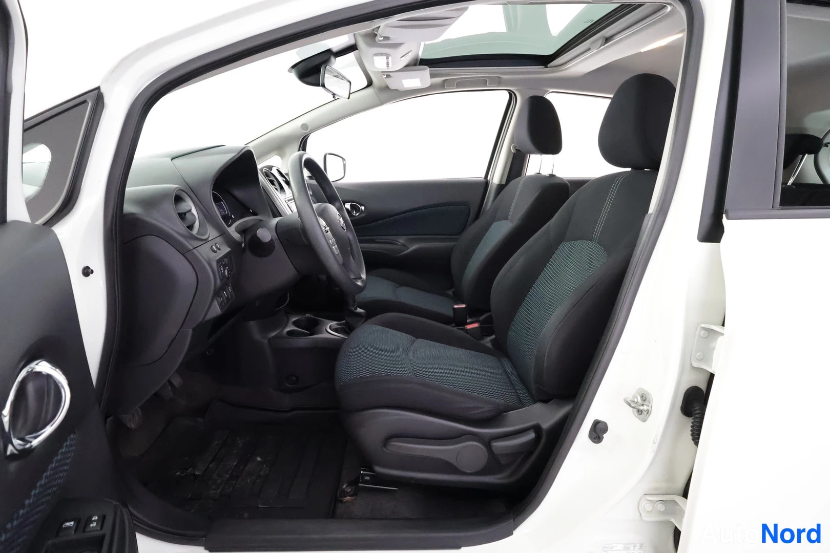 Vit Nissan Note 2014, förarplats, bild 10