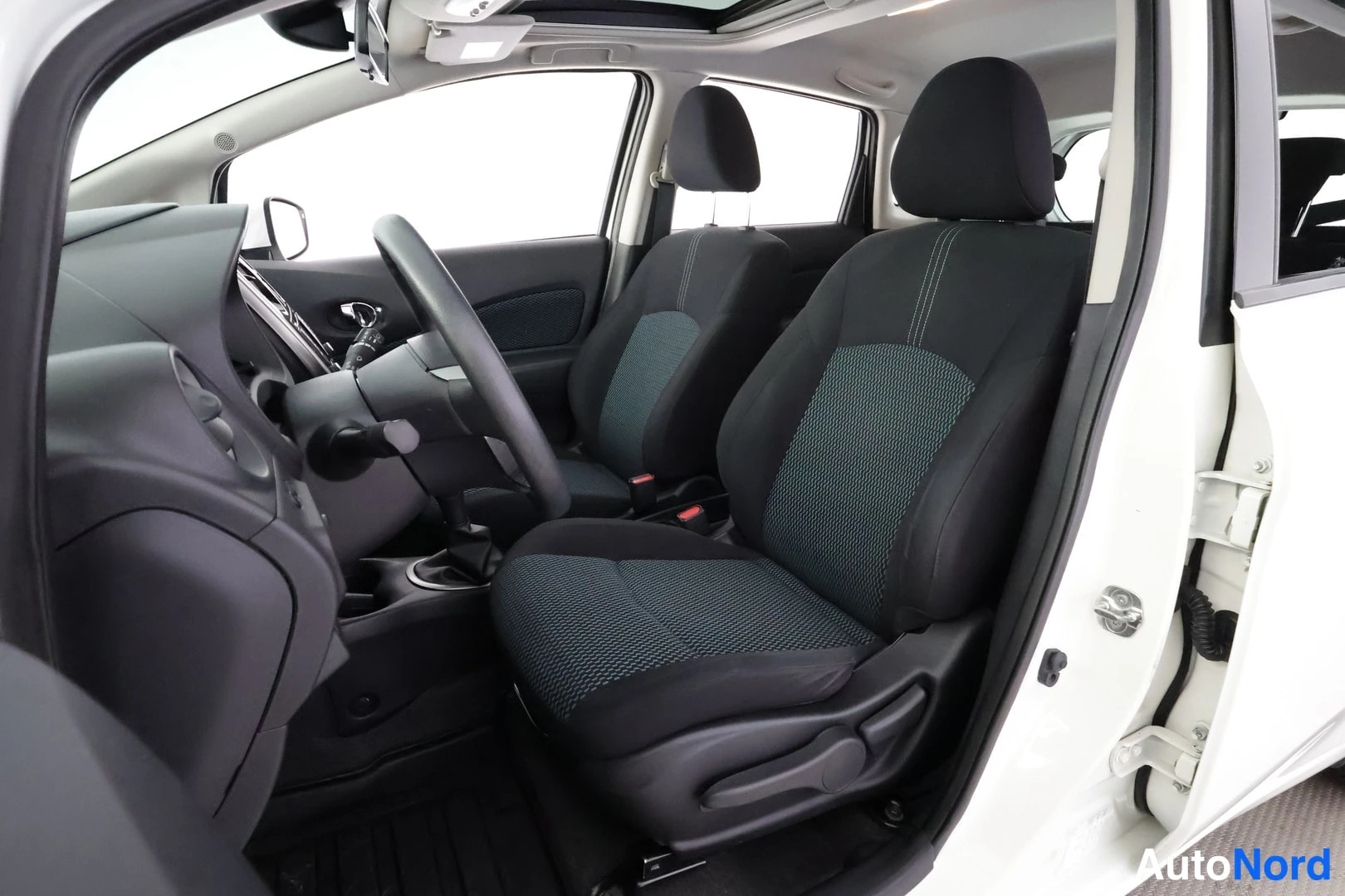 Vit Nissan Note 2014, framsäten, bild 14