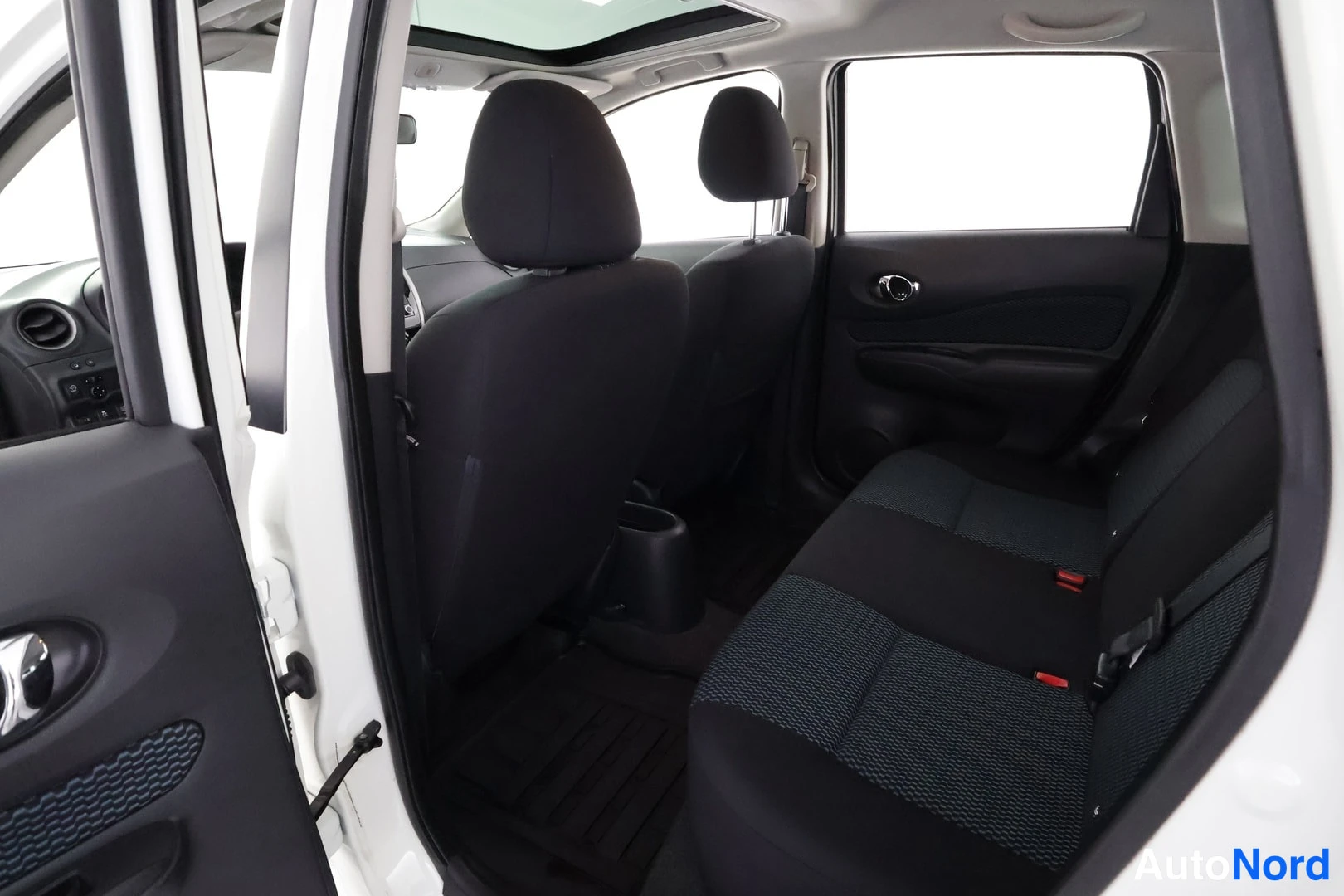 Vit Nissan Note 2014, framsäten, bild 15