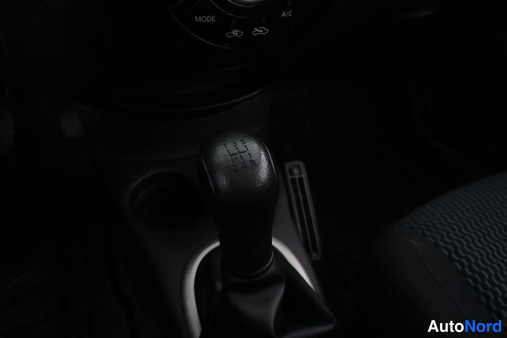 Vit Nissan Note 2014, detalj, bild 33